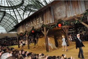 Оригинальный показ Chanel на Парижской Неделе Моды