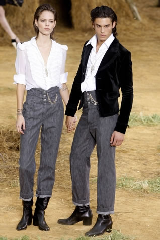 Костюмы и джинсы Chanel