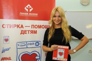 Экс Мисс Россия-2003 Виктория Лопырева участвует в благотворительности