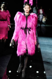 Розовые шубы от Dolce&Gabbana в этом сезоне будут в фаворе