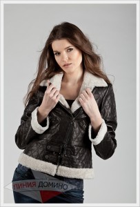 Темно-коричневая короткая курточка с меховой отделкой. Цена 5000 грн