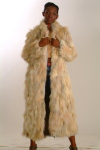 Длинное пальто из меха койота очень подходит для беременных женщин