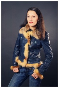 Синяя кожаная куртка с меховой отделкой. Цена 4300 грн