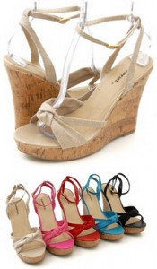 Classified Lansky Wedge Sandals представляет туфли на танкетке - модный летний тренд 2010