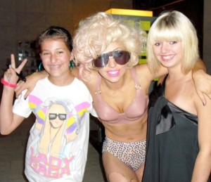 Леди Гага любит расхаживать на модных вечеринках в одних трусах