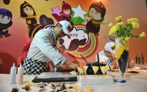 работа мастеров на шоколадной выставке в Китае