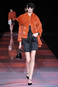 оранжевое меховое пальто от Armani