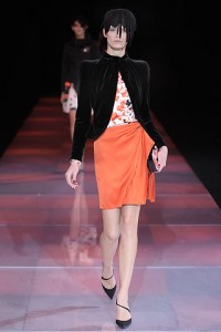 черный бархатный пиджачек Армани с оранжевой юбкой