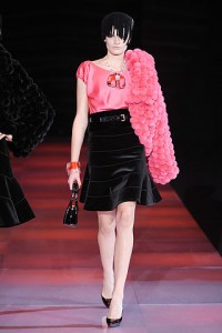 черная бархатная юбка и розовая меховая накидка от Giorgio Armani