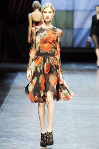 яркое платье с цветочками от D&G