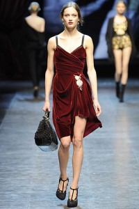 бархатное бордовое платье от Dolce&Gabbana