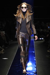 стильный кожаный женский костюм от Versace