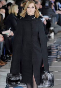 пальто с меховыми рукавами от Valentino