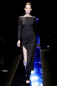 Длинное черное платье Versace с вырезом