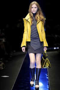 Желтая куртка и серое платье от Versace