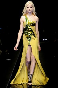 Желтоватое платье Versace