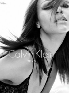 Зое Салдана приняла участие в рекламе белья от «Calvin Klein»
