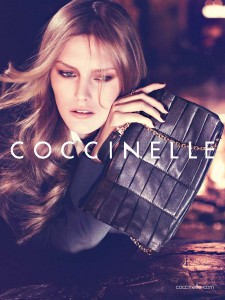 Coccinelle представляет свое видение истории идеальной женщины
