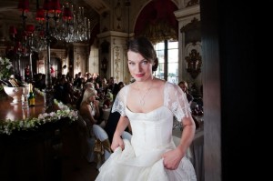 Актриса Мила Йовович, в свадебном платье от Юдашкина
