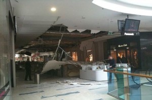 В торговом центре Sky Mall города Киев потолок обрушился на головы покупателей