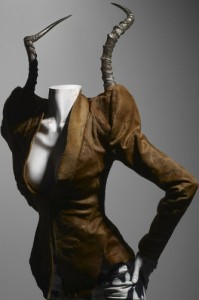 Коллекция Alexander McQueen станет экспонатом в музее Метрополитена