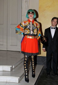 Леди Гага носит наряды от Versace