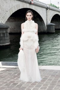Givenchy показал наряды на набережной Парижа