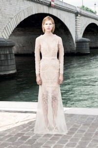 Givenchy показал наряды на набережной Парижа