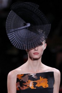 Шляпки от Armani будоражат воображение модниц