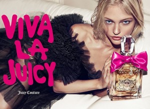 Модель России участвует в рекламе парфюмерного изделия