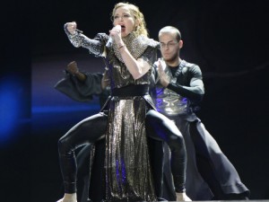 Открытие нового тура Мадонны проходило в корсете от Готье