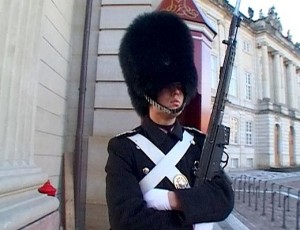 Огромные меховые шапки датских охранников радуют туристов