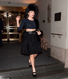 Gaga покидает Waldorf Hotel в Нью-Йорке и направляется на частное мероприятие Versace