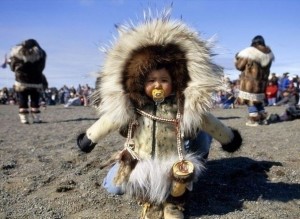 Забавное фото,  ребенок эскимосов в местной меховой одежде