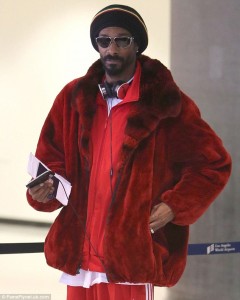 Крутой рэпер Snoop Dogg : красная шуба, костюм Adidas и тапочки