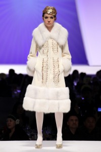 креативное пальто с белой меховой отделкой