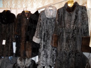 женские пальто из меха каракуля на выставке товаров легкой промышленности в Киеве