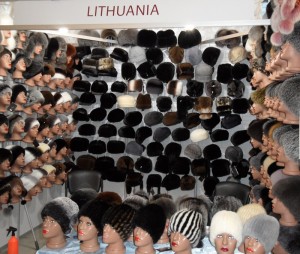 меховые шапки для мужчин и женщин на ярмарке в Киеве