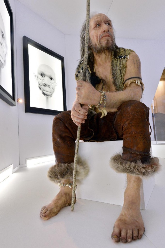 Доисторические люди в мехах на выставке в Бордо