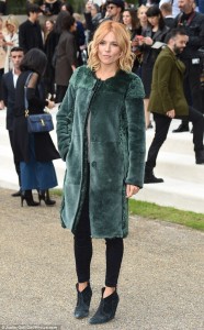 Сиенна Миллер в модной зеленой шубе от Burberry Prorsum