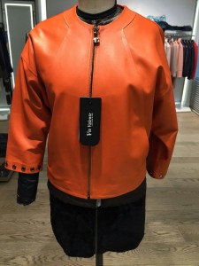 оранжевая кожаная женская куртка