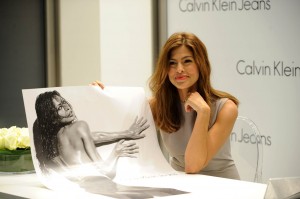 Ева Мендес подписалась под Calvin Klein Jeans
