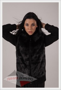 Черная меховая куртка с отделкой из ондатры. Цена 5600 грн
