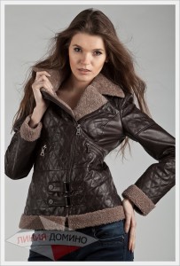 Коричневая женская курточка с отделкой из меха. Цена 5100 грн
