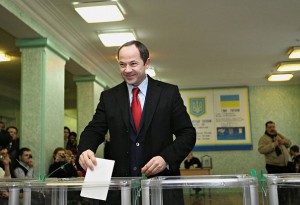 Сергей Тигипко на выборы пришел в стильном черном пальто, модном темно-синем пиджаке и бордовом галстуке