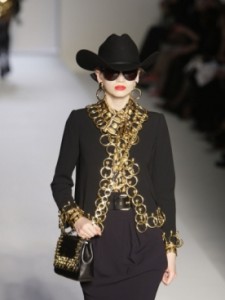 Milan Fashion Weel: стильные украшения и одежда от Moschino