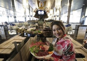 Японский ресторан в Бангкоке обслуживают роботы