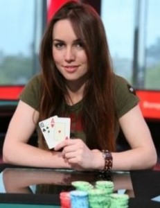 Лив Бери играет в покер