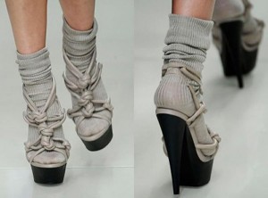 Носки и сандалии – модный тренд сезона