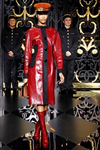 Модное дефиле Louis Vuitton превратилось в скандальное шоу Парижа